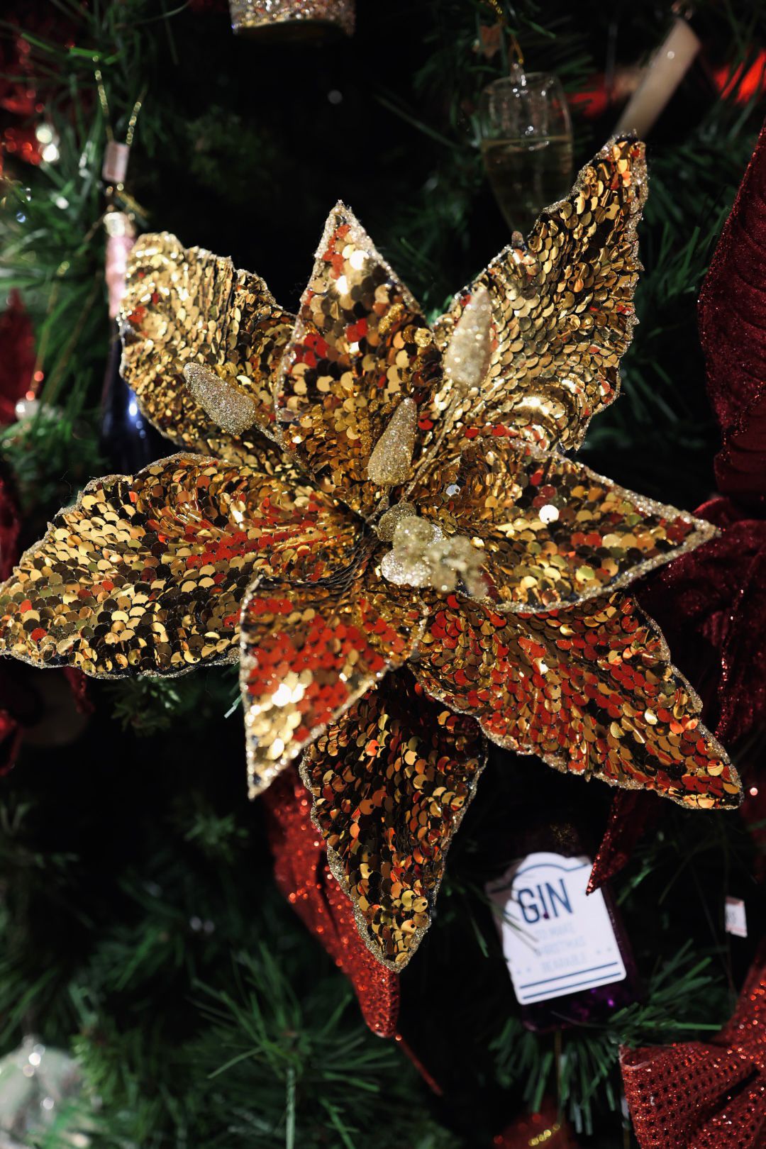 Poinsettia sequin gold