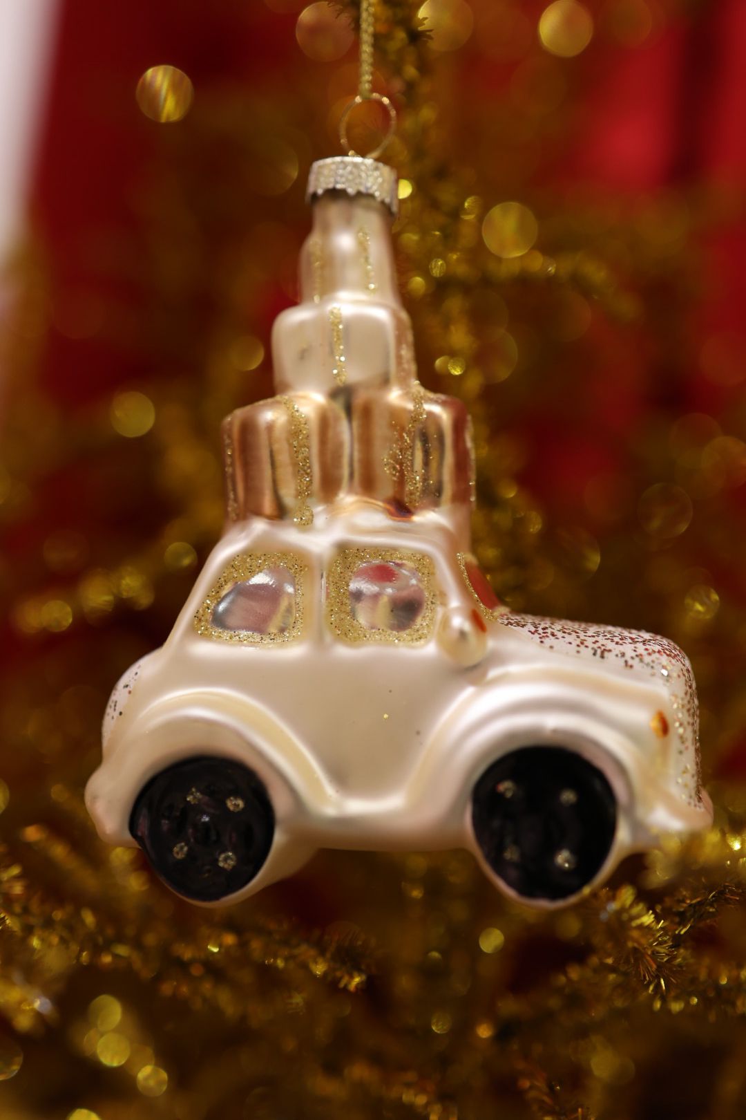 Car with presents - Gold